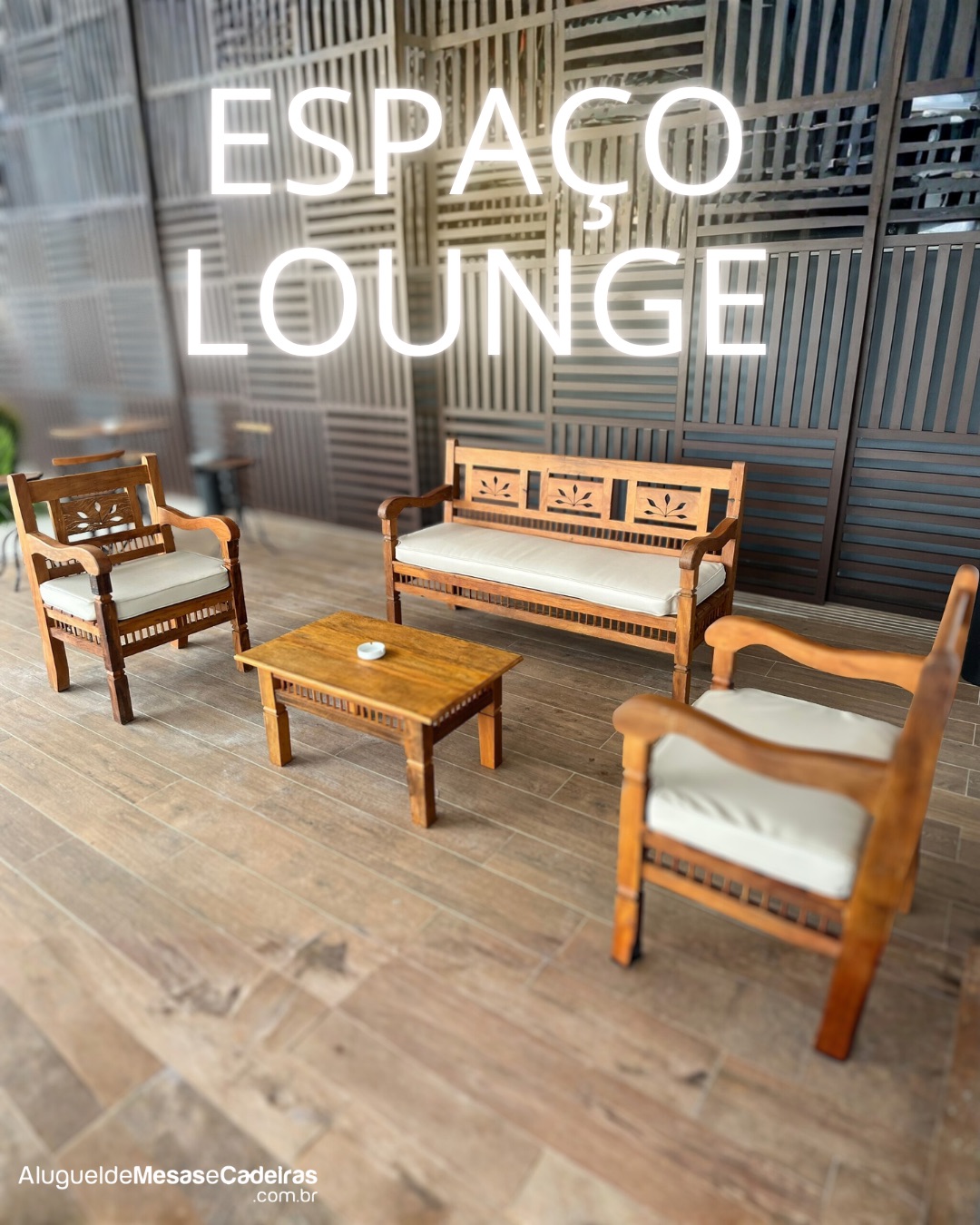 Espaço lounge com mobiliário de madeira
